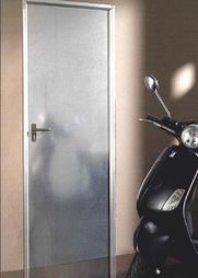 Comercial Vica puerta metálica y moto